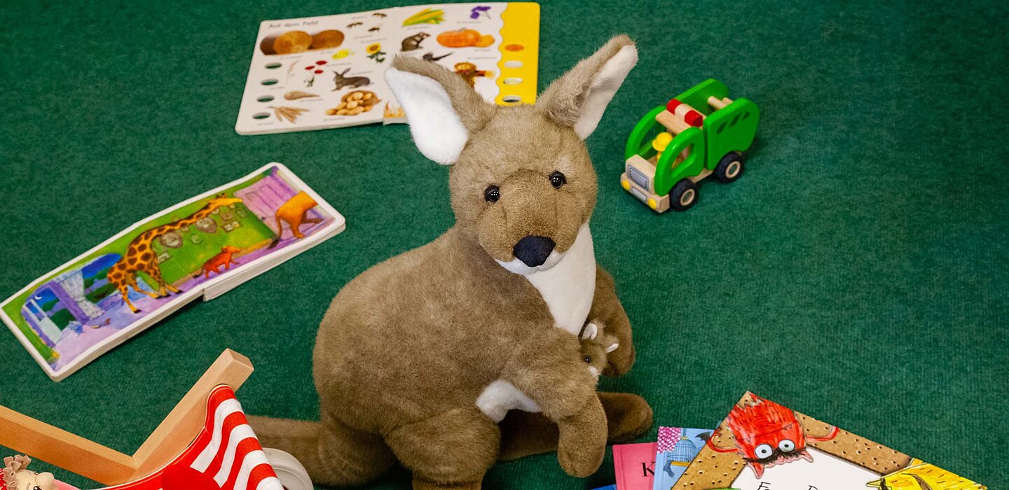 Das Maskottchen (Känguru) umgeben von Büchern